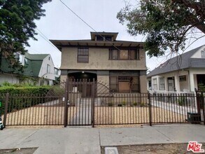 Building Photo - 2108 Oak St