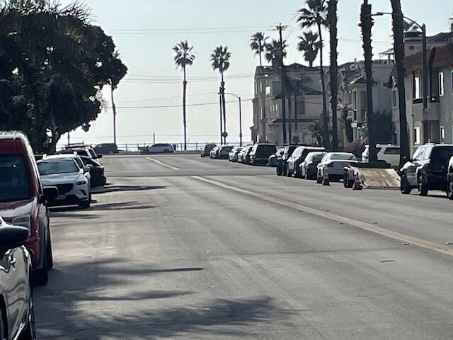 PCH (the beach) is right there! - 226 15th St