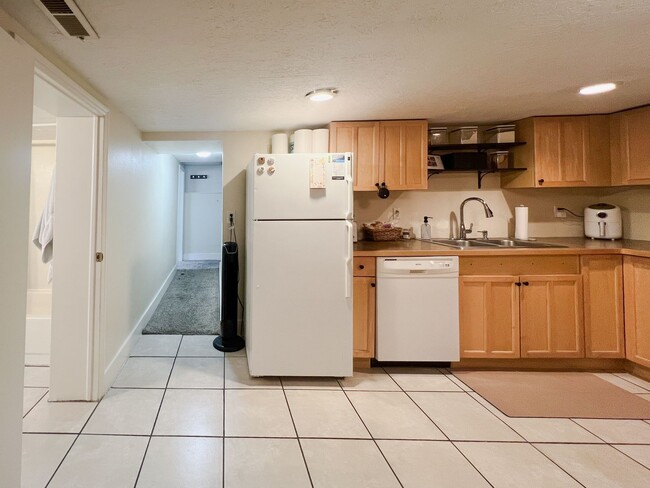 Building Photo - Charming & Cozy 2-Bed, 1-Bath Basement Apa...