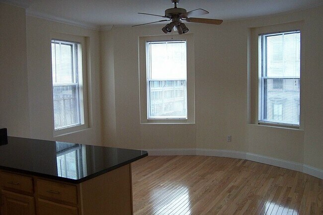 Foto del edificio - 702 Massachusetts Ave