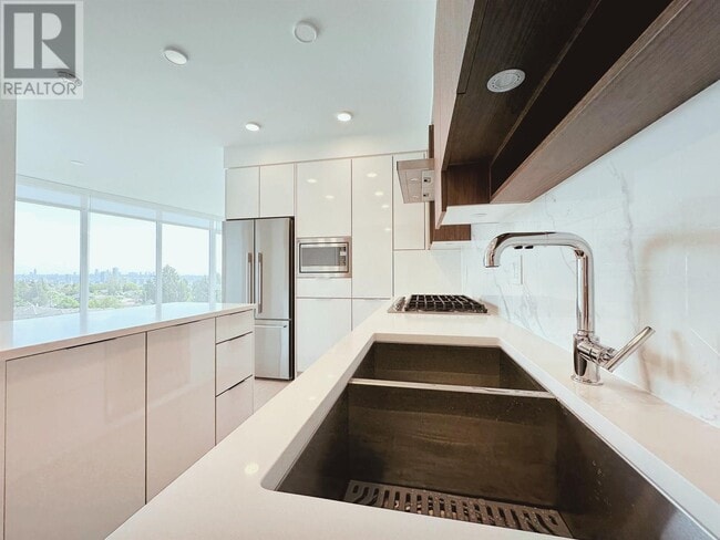 Building Photo - 7769-7769 Park Cres