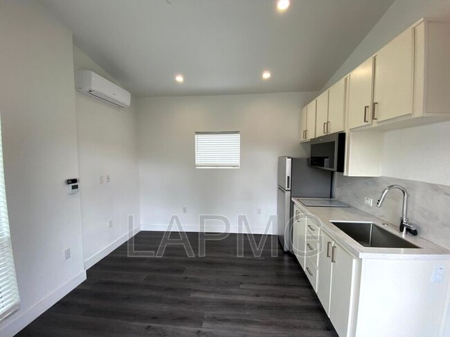 Foto del edificio - 449-451 E 43rd Pl