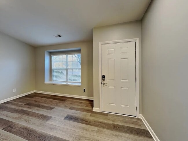 Foto del edificio - 302 Graham Meadow Dr