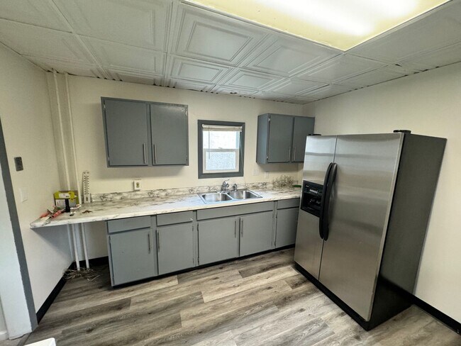 Building Photo - A Charming 2 Bed Updated Unit Available NOW!