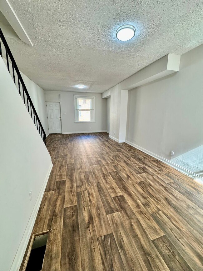 Foto del edificio - 2055 E Stella St – 3 Bed, 1 Bath Home with...