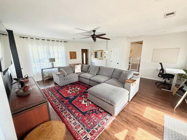 Foto del edificio - New Price! Available Now! Beautifully Renovated 3-Bedroom Rancher on Spacious Lot with Detached G...