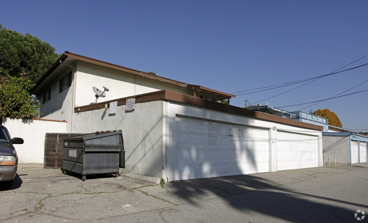 Building Photo - 950 W Pine St