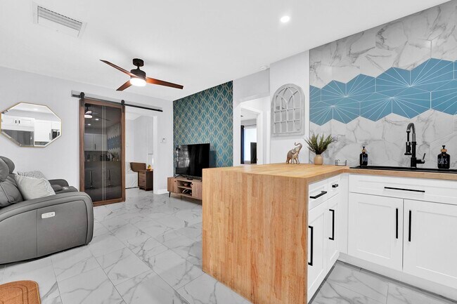 Foto del edificio - 2440 SW 19th Ave