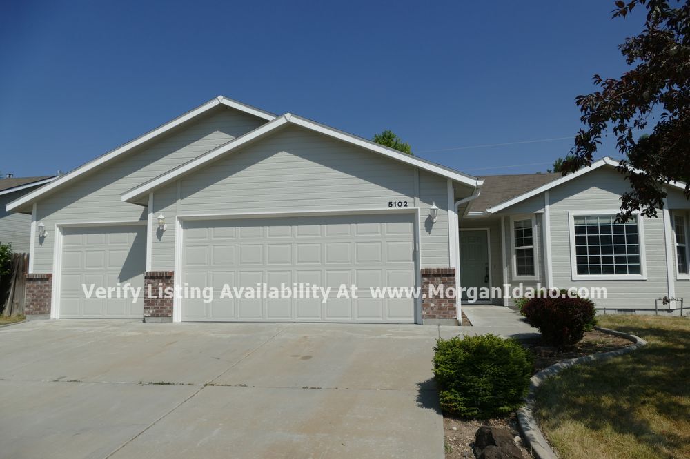 Primary Photo - 3-car garage, storage shed, vaulted ceilin...