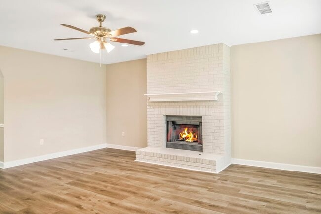 Building Photo - 130 Birch Creek Cir
