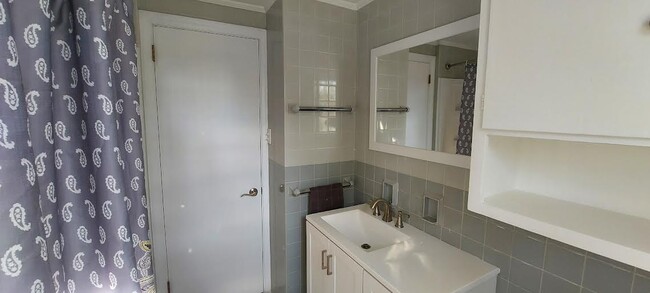 Bath - 425 Ellerslie Ave