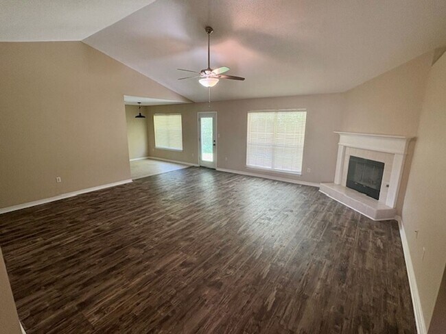 Foto del edificio - Indian Woods Home with a Cozy Fireplace & Stainless Steel Appliances!