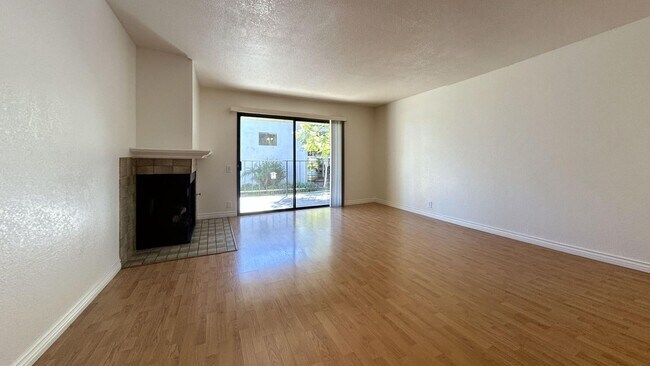 Foto del edificio - PRICE REDUCTION!! Lovely 2 Bedroom, 2 Bath...