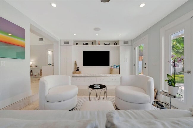 Building Photo - 3002 Pass a Grille Way