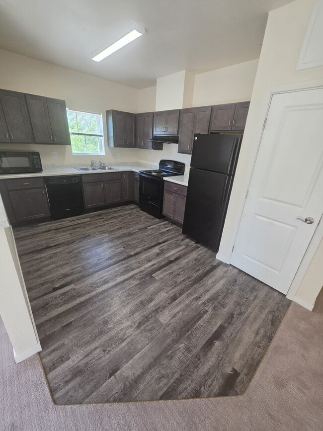 Building Photo - 2 Bedroom | 1 Bathroom 2nd Floor Apartment Available RIGHT NOW!