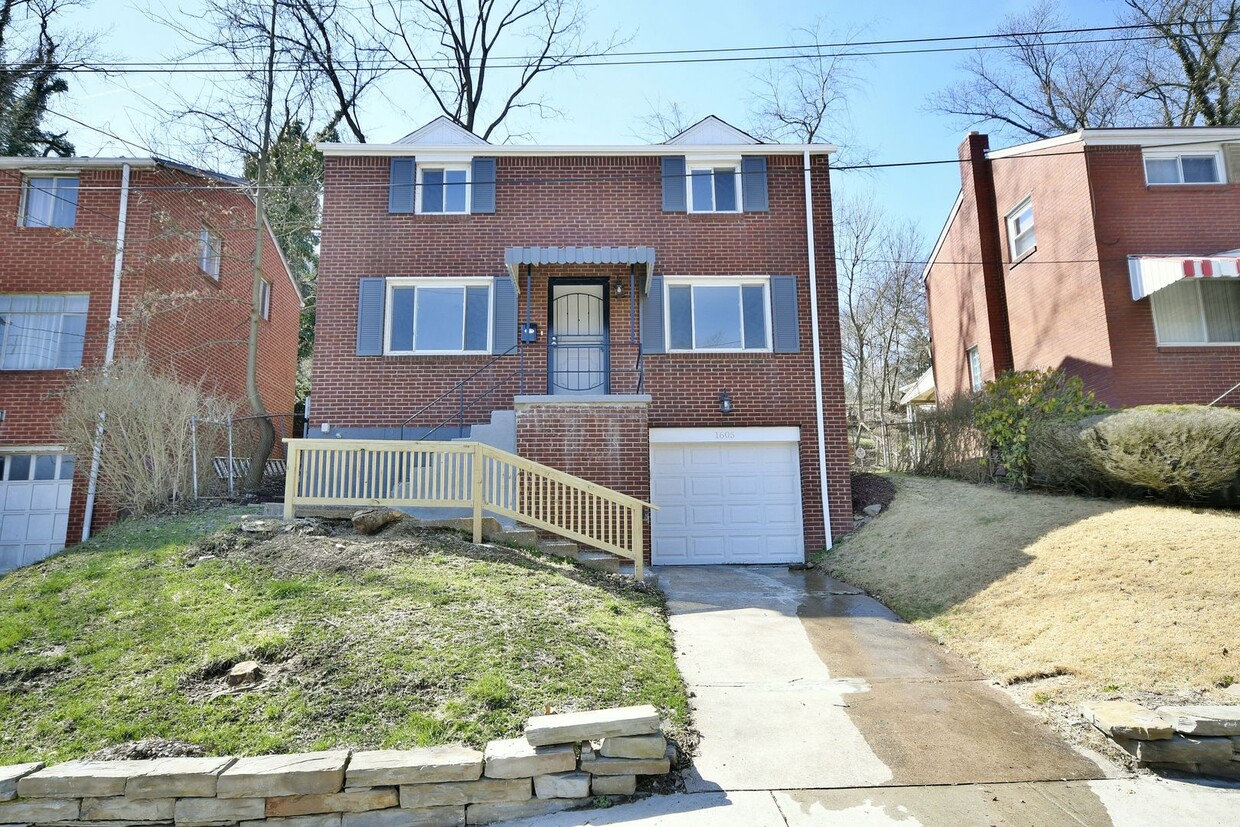 Foto principal - 3 Bed/ 1 Bath House in Pittsburgh Suburbs