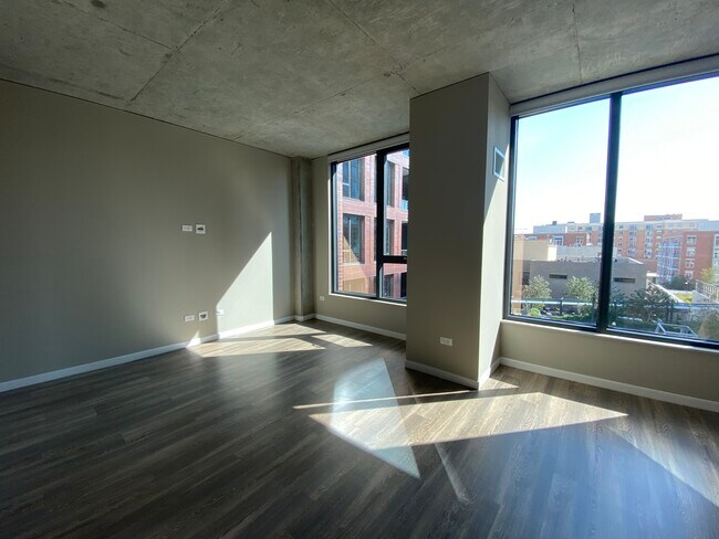 Building Photo - 932 W Madison St