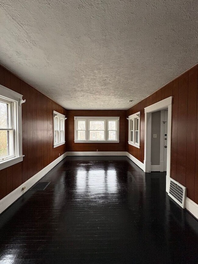 Building Photo - Beautifully finished 3 bedroom home for rent - Akron OH