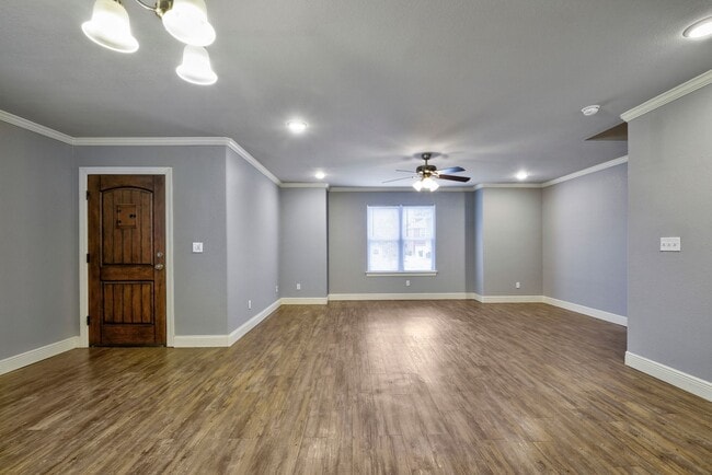 Building Photo - Beautiful 3 bed / 2.5 bath duplex with two car garage - Minutes from U of A!