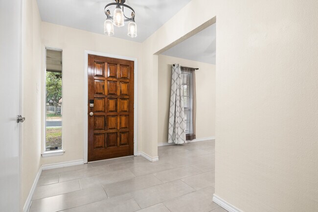 Foto del edificio - 8310 Watch Tower St