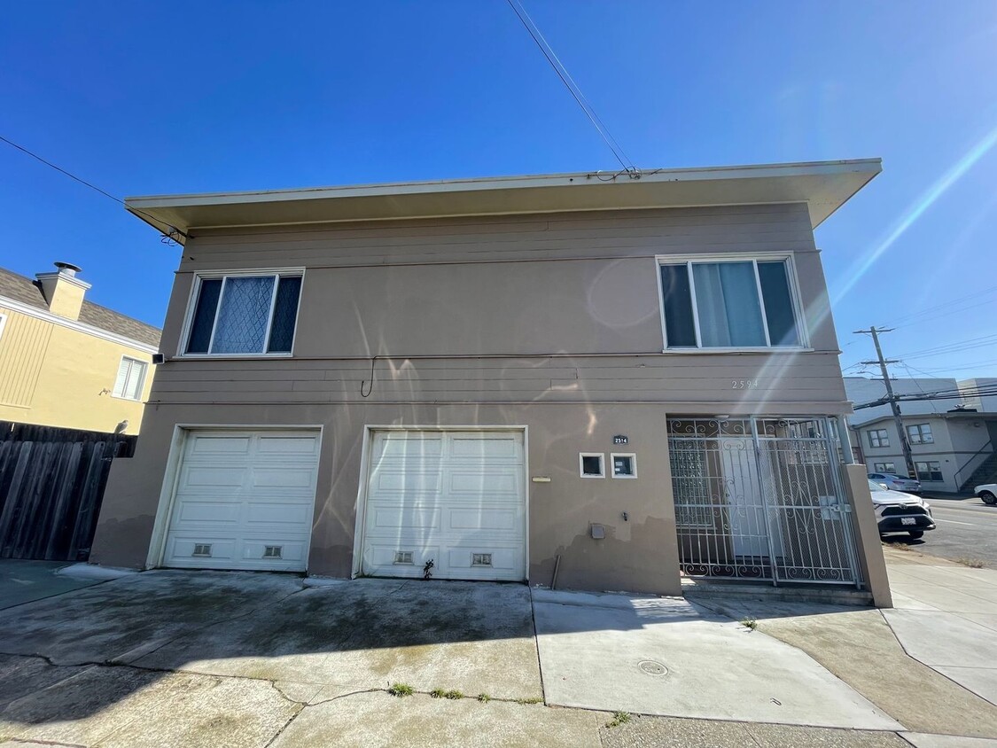 Foto principal - 3 BR / 2 BA Single Family Home, Hardwood F...