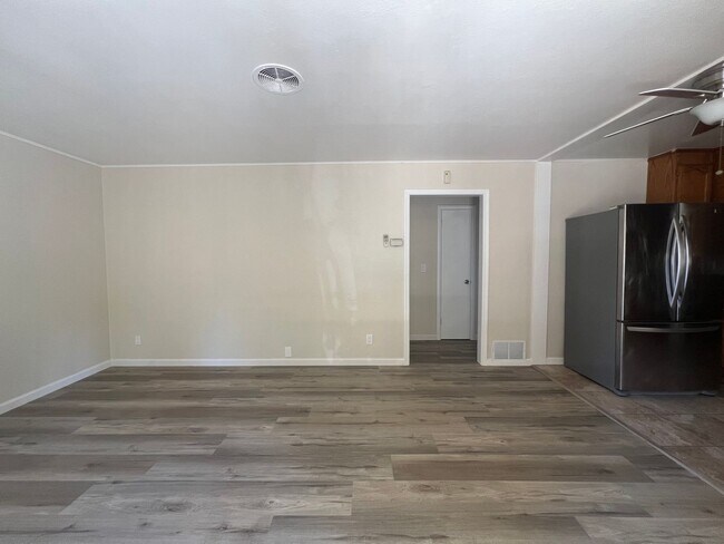 Building Photo - 3 bedrooms, 2 full bathrooms near CV high! Available now!