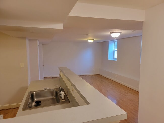 Sala de estar - Vista de la cocina - 330 Rhode Island Ave NE