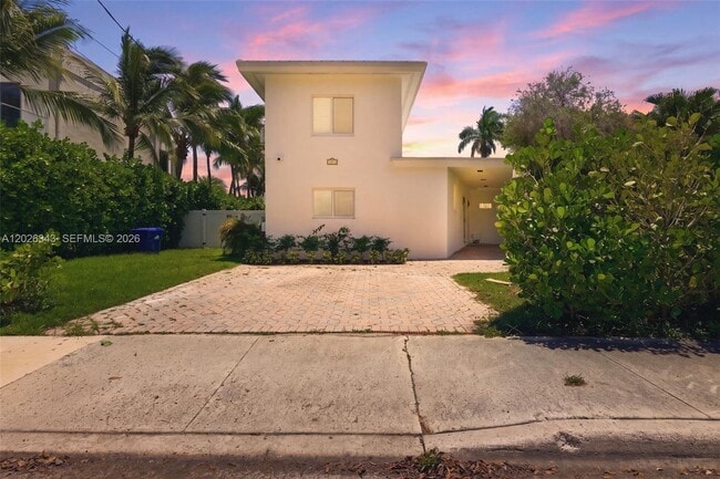 Building Photo - 1510 S Treasure Dr