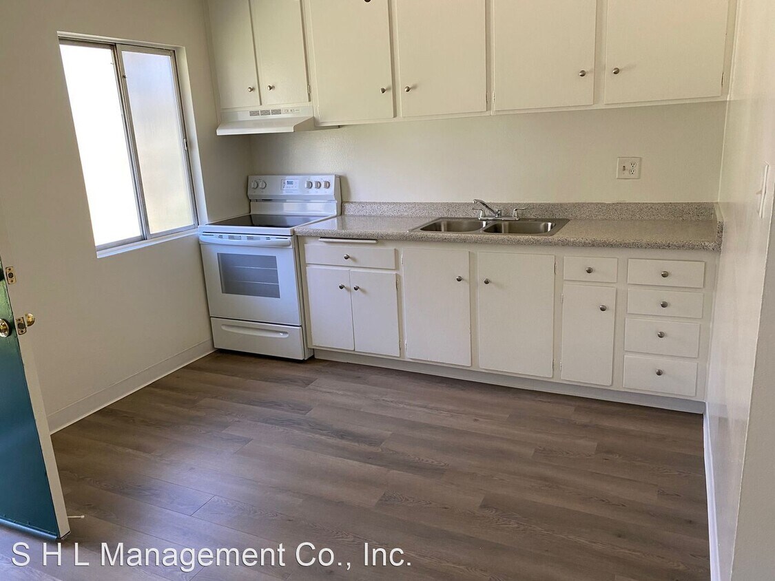 Foto principal - 13940 Paramount Blvd