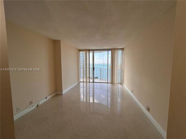 Foto del edificio - 7601 E Treasure Dr