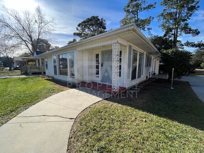 Building Photo - Three Bedroom Rental Home!