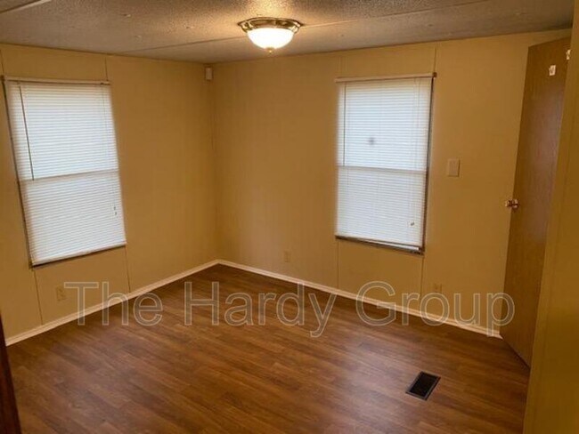 Building Photo - 210 Ash St