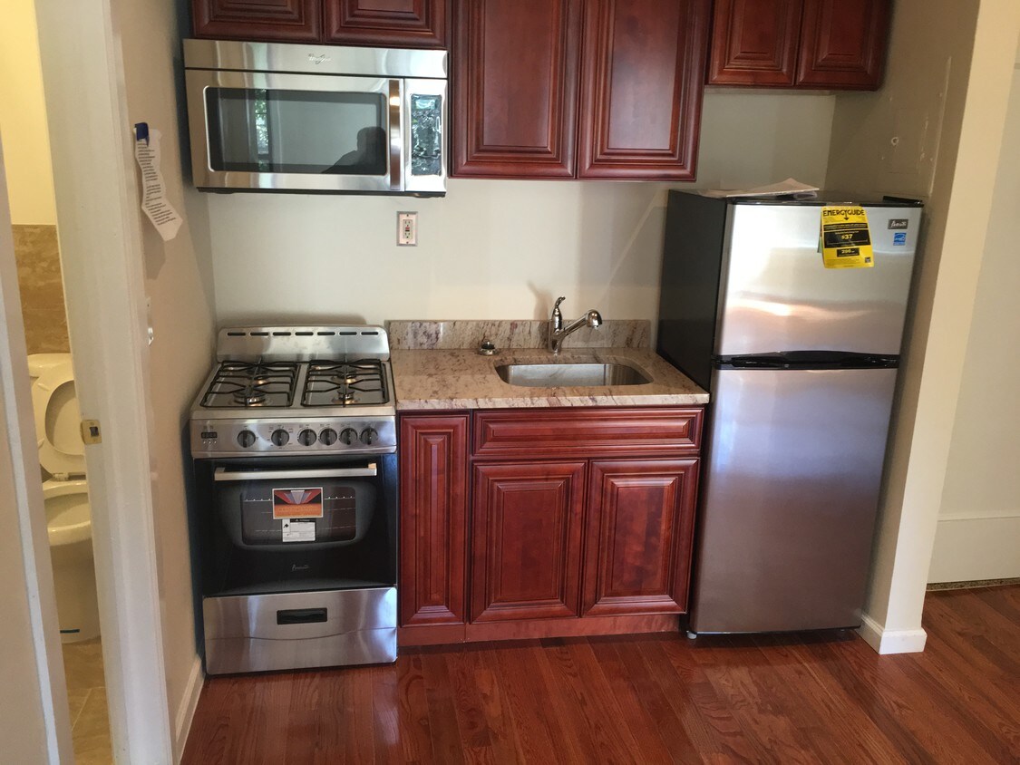Foto principal - 322 E 79th St