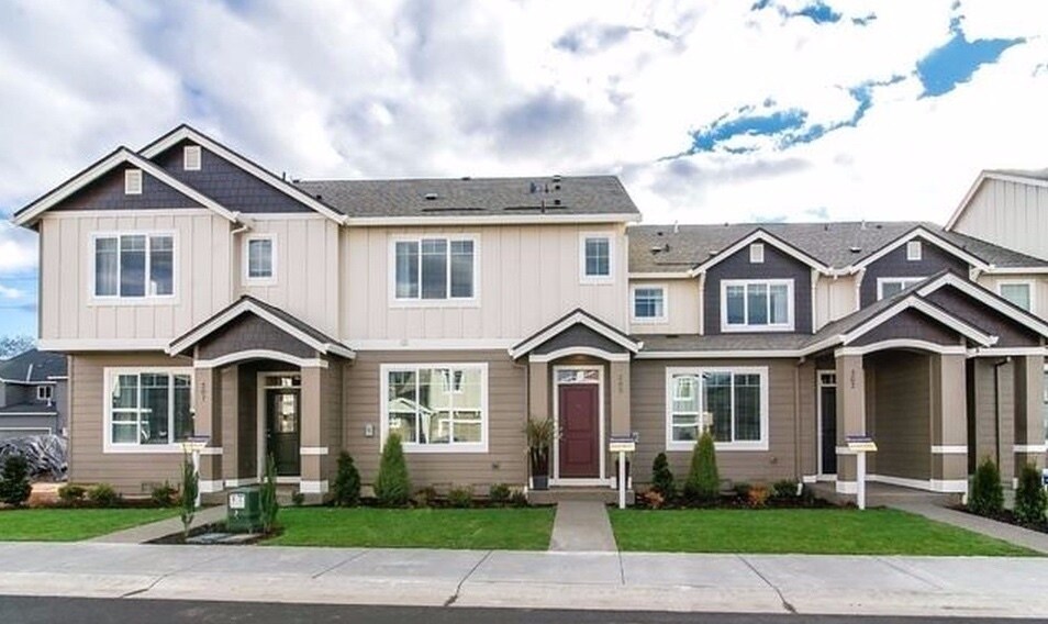 Foto principal - Spacious 3-Bedroom, 2.5-Bath Townhome in S...