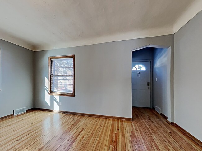 Foto del edificio - 1946 Cottage Ave E