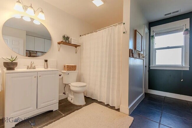 Foto del edificio - Incredible 5Bed, 2.5Bath home on 4 Acres with an ADU in Manhattan School District. Livestock allo...