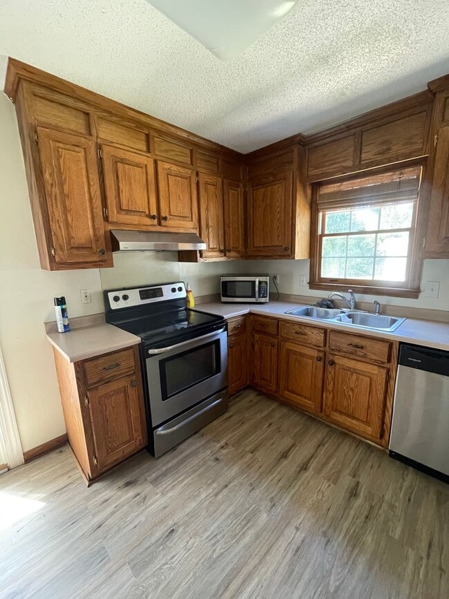 Building Photo - 905 N Main St