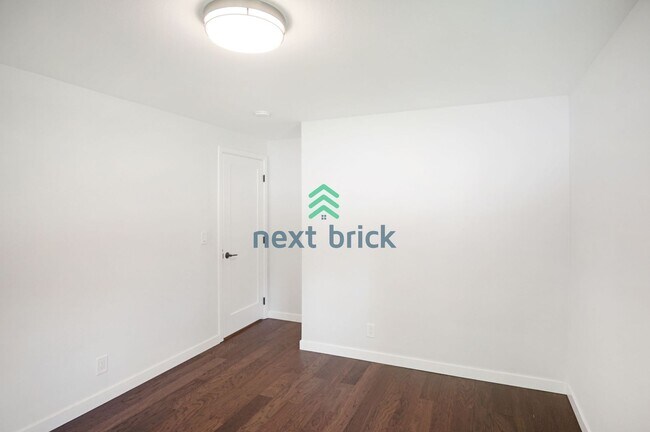 Building Photo - 3 Bed, 2.5 Bath Single Family Available fo...