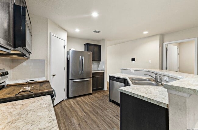 Kitchen - 10007 Raspberry Oak