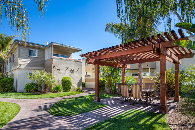 Outdoor Lounge - Magnolia Place Apartments