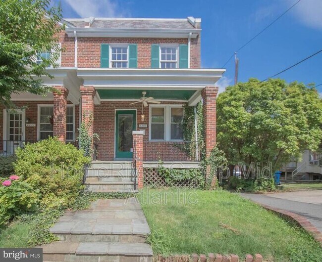 Foto del edificio - 2209 39th Pl NW