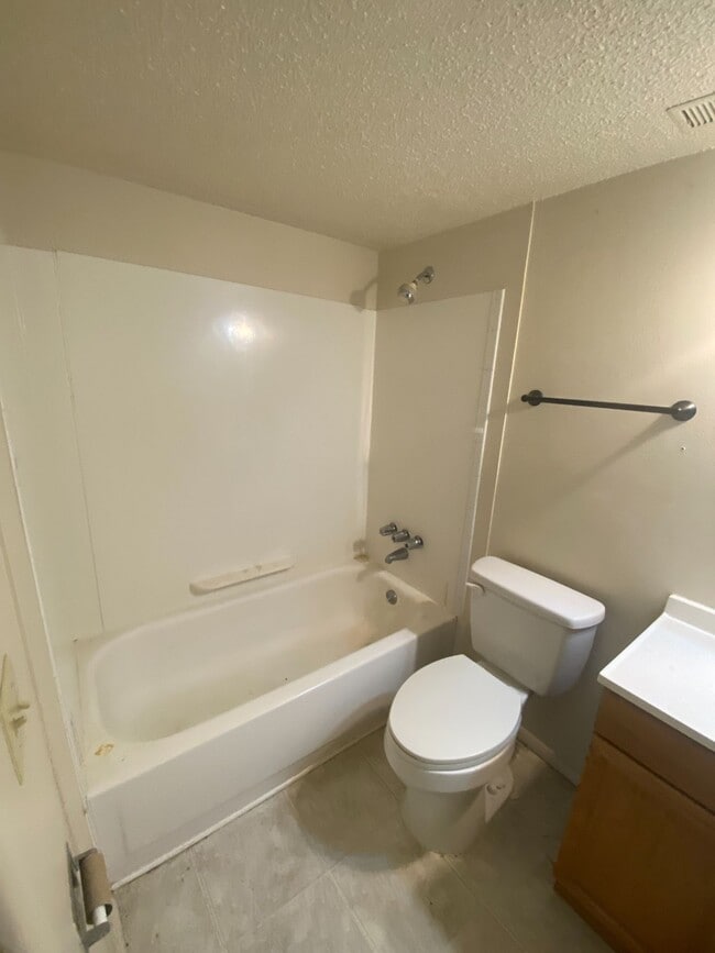 Building Photo - 32 Woodglen Apartment