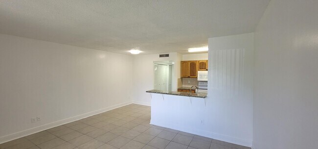 Building Photo - 1604 Meadows Cir W
