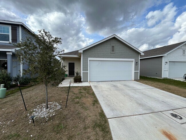 Foto del edificio - FIRST TIME RENTAL! 3 Bedroom / 2 Bath Home...