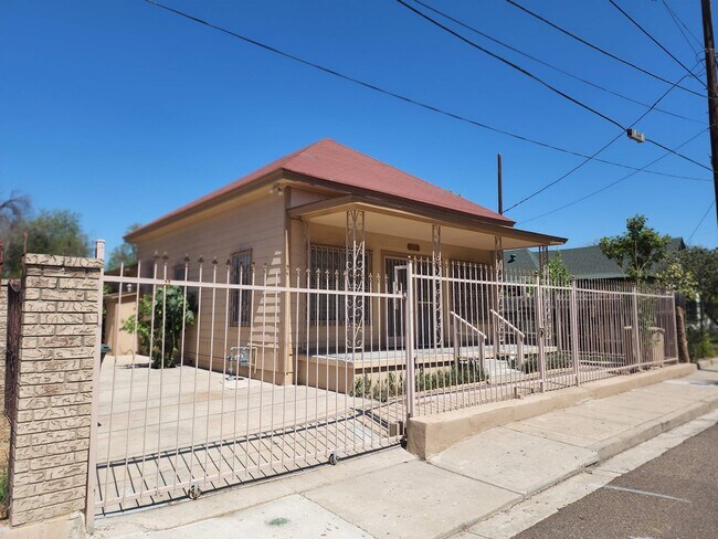 Building Photo - 904 Vidaurri Ave