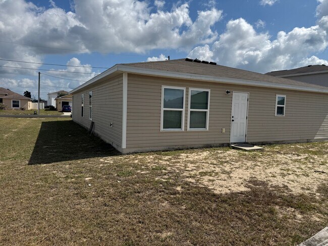 Building Photo - 108 Tulip Ln