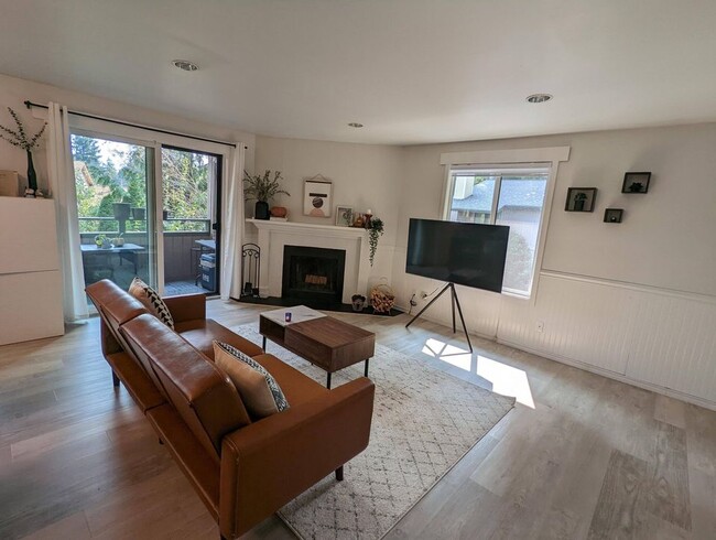 Livingroom2 - 14040 Juanita Dr NE