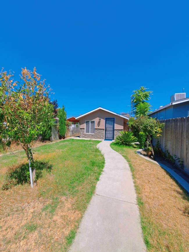 Building Photo - Unique 2 Bedroom 1 Bathroom Home Located I...