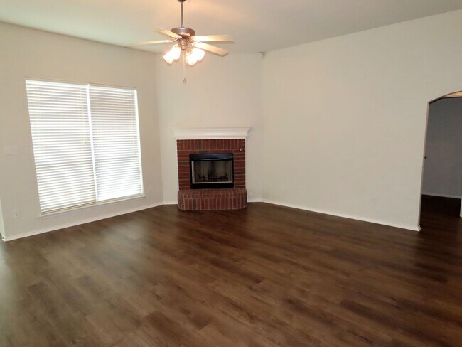 Building Photo - South Tyler - Beautiful 3 Bedroom, 2 Bath ...