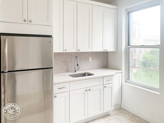 Foto del edificio - 66-31 Fresh Pond Rd